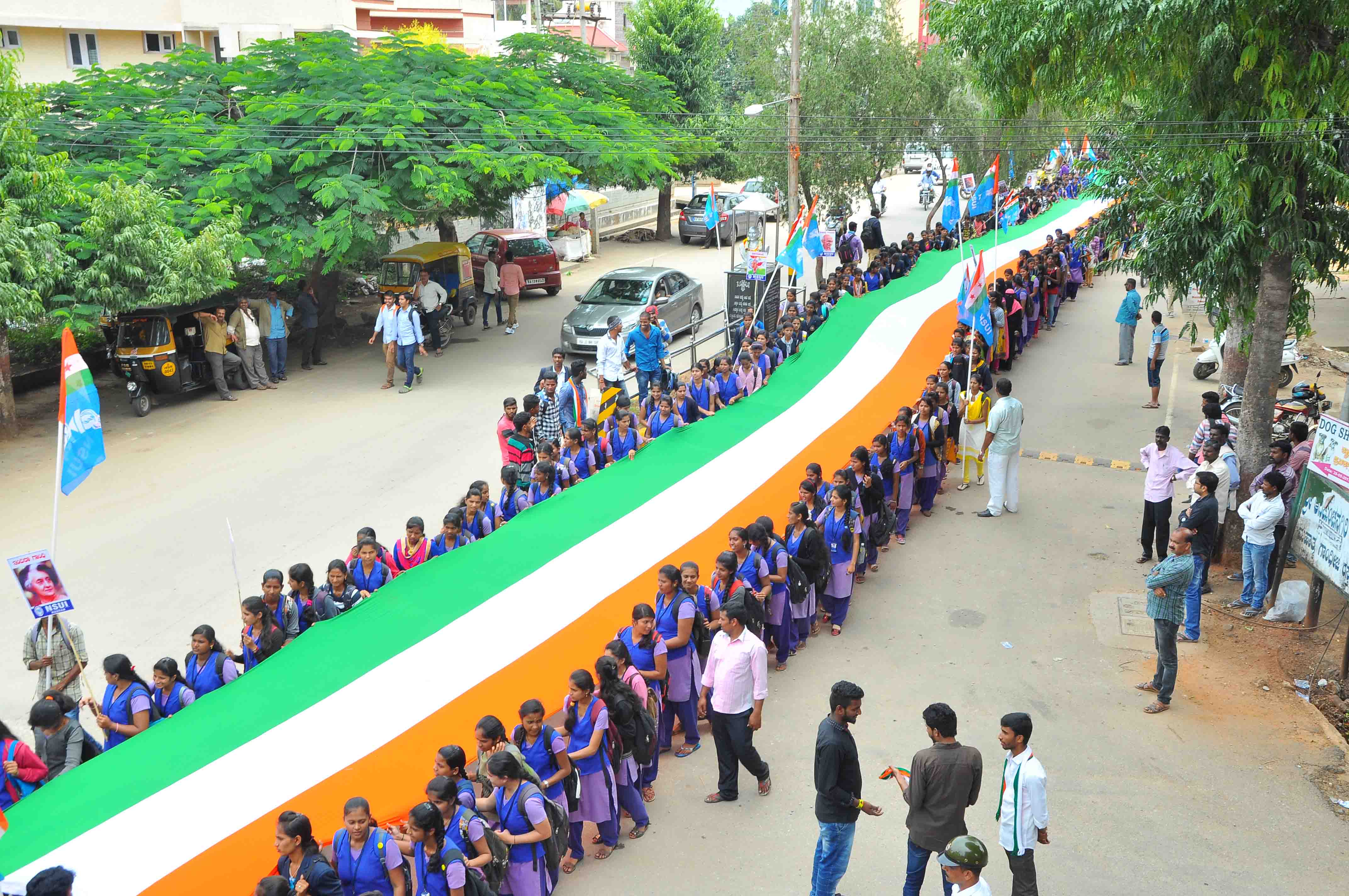 ಆಕರ್ಷಿಸಿದ 3500 ಅಡಿ ಬೃಹತ್ ರಾಷ್ಟ್ರಧ್ವಜ ಮೆರವಣಿಗೆ